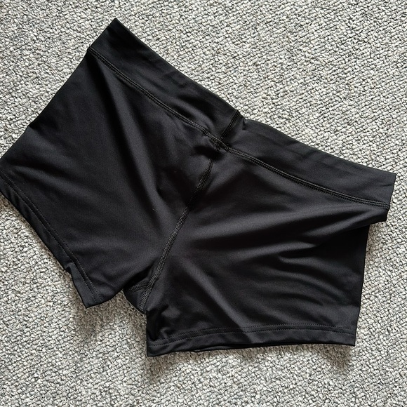 NWT Nike Dri Fit booty short - Picture 3 of 3